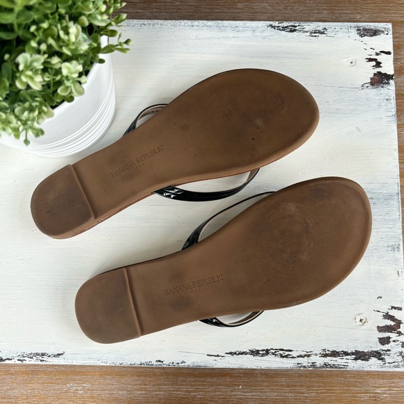 Banana Republic Black Patent Flat Thong Sandals - Picture 10 of 10